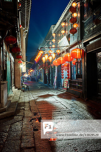 Traditionell gepflasterte Straße und Laternen bei Nacht  Xitang Zhen  Zhejiang  China