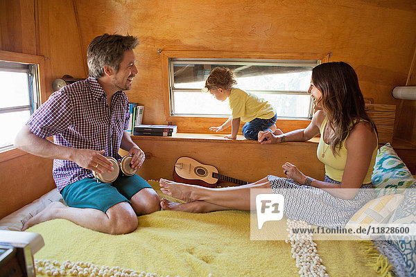 Eltern und Sohn im Bett im Wohnwagen