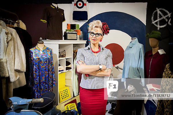 Porträt einer schrulligen reifen Vintage-Frau im Vintage-Kleiderladen