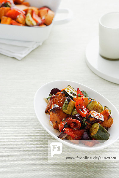Schüssel mit geröstetem Gemüse auf dem Tisch