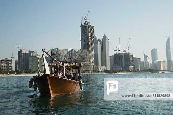Das Boot und die Skyline von Abu Dhabi