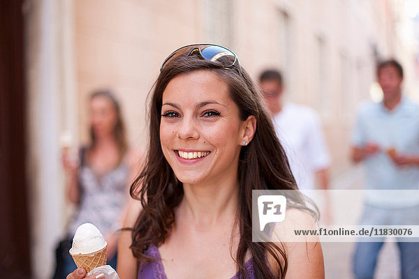 Lächelnde Frau mit Eistüte
