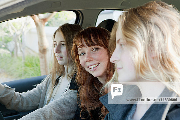 Teenager-Mädchen fahren zusammen im Auto