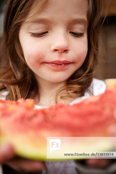 Mädchen isst Wassermelone im Freien