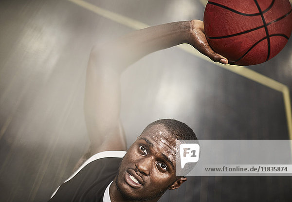Overhead-Ansicht bestimmt junge männliche Basketballspieler schießen den Ball