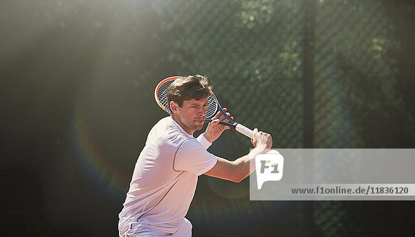 Junger Mann beim Tennisspielen  Tennisschläger schwingen