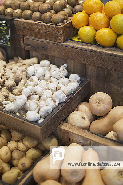 Knoblauch  Ingwer  Kartoffeln und Butternusskürbis in der Auslage eines Lebensmittelmarktes