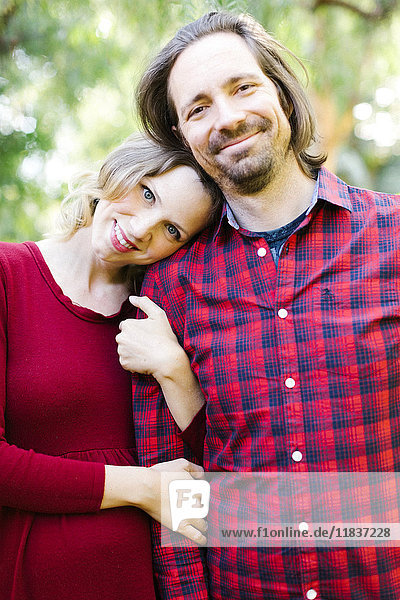 Porträt eines glücklichen Paares im mittleren Erwachsenenalter