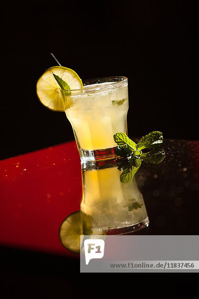 Gelber Cocktail mit Minzblatt