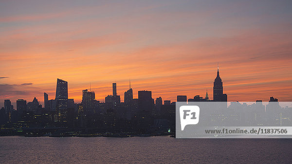 USA  New York State  New York City  Silhouette der Skyline der Stadt bei Sonnenaufgang