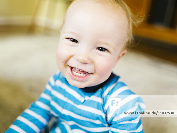Porträt eines lächelnden kleinen Jungen (12-17 Monate)