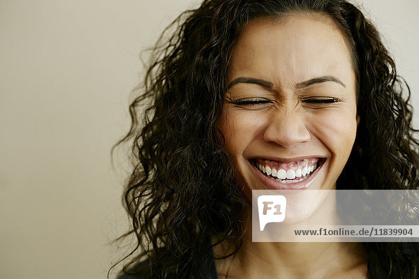 Porträt einer lachenden gemischtrassigen Frau