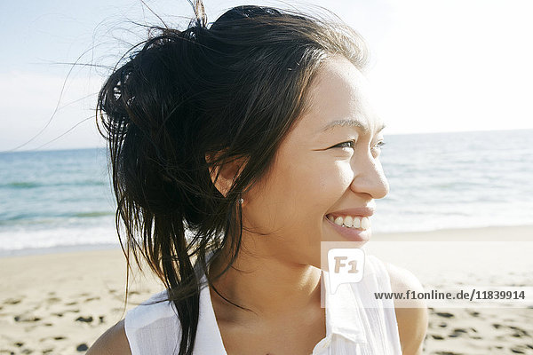 Porträt einer lächelnden Vietnamesin am Strand