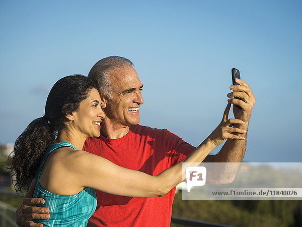 Älteres Paar posiert für Handy-Selfie