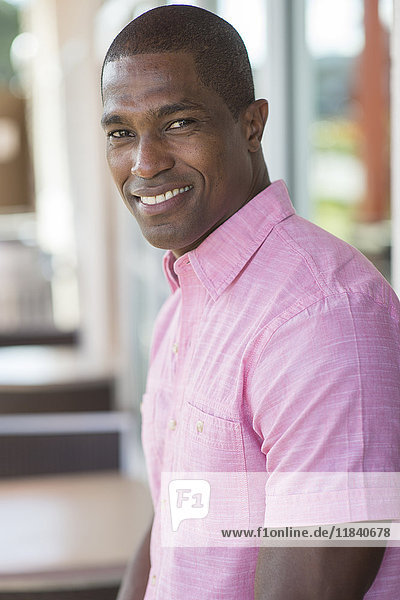 Porträt eines lächelnden schwarzen Mannes