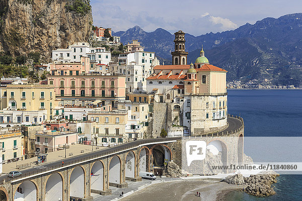 Kirche Santa Maria Maddalena  Strand und Küstenstraße  Atrani  Amalfiküste  UNESCO-Weltkulturerbe  Kampanien  Italien  Europa