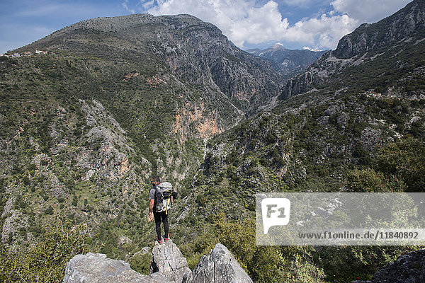 Ein Mann beim Wandern im Taygetos-Gebirge auf der Halbinsel Mani  Peloponnes  Griechenland  Europa