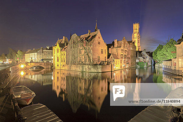 Das mittelalterliche Stadtzentrum  UNESCO-Weltkulturerbe  eingerahmt vom Rozenhoedkaai-Kanal bei Nacht  Brügge  Westflandern  Belgien  Europa