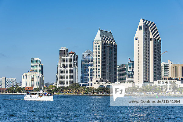 Kleines touristisches Kreuzfahrtschiff mit der Skyline im Hintergrund  Hafen von San Diego  Kalifornien  Vereinigte Staaten von Amerika  Nordamerika
