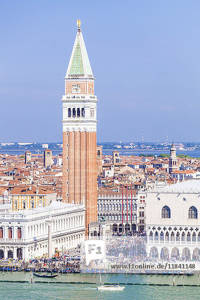 Campanile Turm und Palazzo Ducale (Dogenpalast)  Markusplatz (Piazza San Marco)  Venedig  UNESCO-Weltkulturerbe  Venetien  Italien  Europa