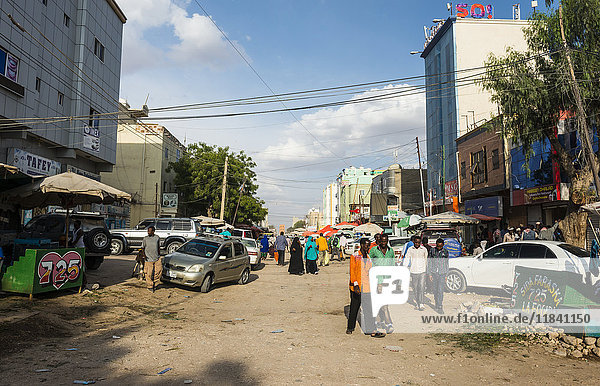 Staubige Straße in Hargeisa  Somaliland  Somalia  Afrika