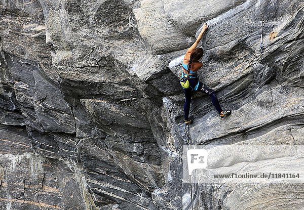 Ein Kletterer erklimmt eine schwierige Route in der Hanshallaren-Höhle  Flatanger  Norwegen  Skandinavien  Europa
