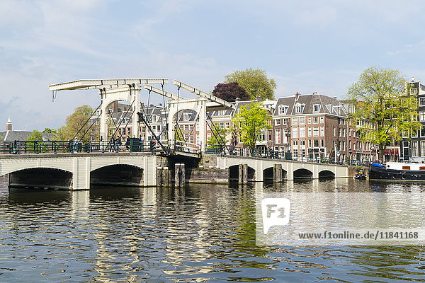 Magere Brug (die dünne Brücke)  Amsterdam  Niederlande  Europa
