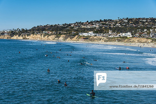 Surfer warten in den Gewässern von La Jolla auf die nächste große Welle  Kalifornien  Vereinigte Staaten von Amerika  Nordamerika