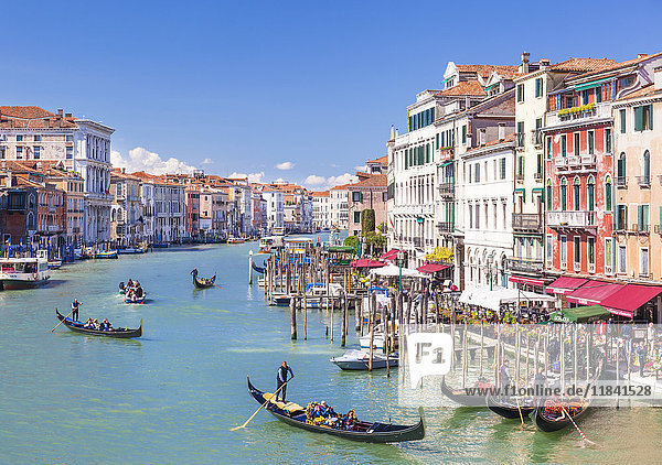 Gondeln mit Touristen auf dem Canal Grande  neben der Fondementa del Vin  Venedig  UNESCO-Weltkulturerbe  Venetien  Italien  Europa