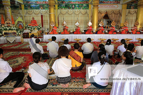 Seated Buddhist monks praying at Remembrance of the Deceased  Wat Ong Teu Mahawihan (Temple of the Heavy Buddha)  Vientiane  Laos  Indochina  Southeast Asia  Asia