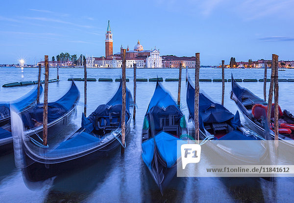 Gondeln  die nachts im Bacino di San Marco (Markusbecken) am Wasser festgemacht haben  Venedig  UNESCO-Weltkulturerbe  Venetien  Italien  Europa