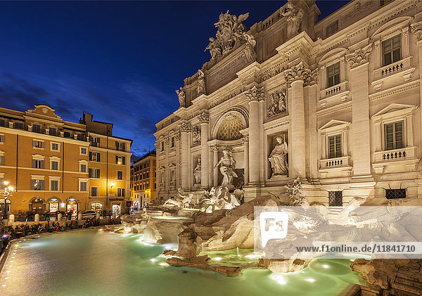 Der Trevi-Brunnen vor dem Hintergrund des Palazzo Poli bei Nacht  Rom  Latium  Italien  Europa
