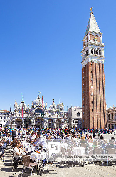 Campanile  Basilica di San Marco  Piazza San Marco  Touristen und die Cafés am Markusplatz  Venedig  UNESCO-Weltkulturerbe  Venetien  Italien  Europa
