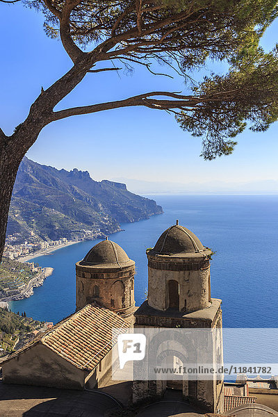 Ikonische Amalfiküste  Kirche und Schirmkiefer von den Gärten der Villa Rufolo  Ravello  UNESCO-Weltkulturerbe  Kampanien  Italien  Europa