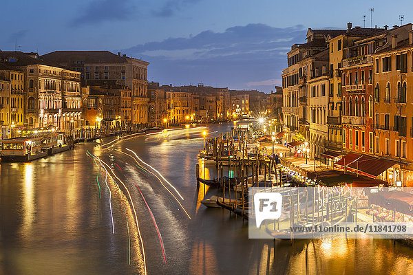 Canal Grande bei Nacht mit Bootslichtspuren und vertäuten Gondeln  auf der Fondementa del Vin  UNESCO-Weltkulturerbe  Venedig  Venetien  Italien  Europa