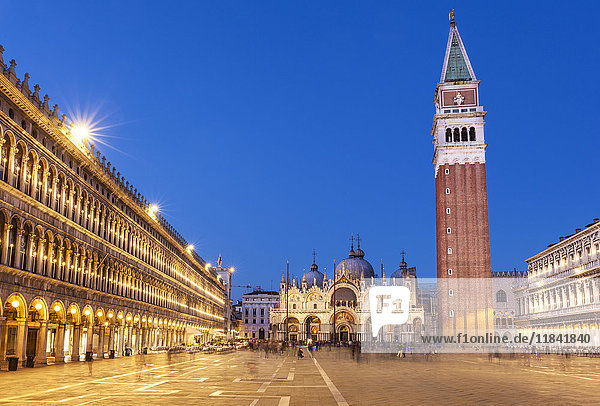 Campanile Turm,  Piazza San Marco (Markusplatz) und Basilica di San Marco,  bei Nacht,  Venedig,  UNESCO Weltkulturerbe,  Veneto,  Italien,  Europa