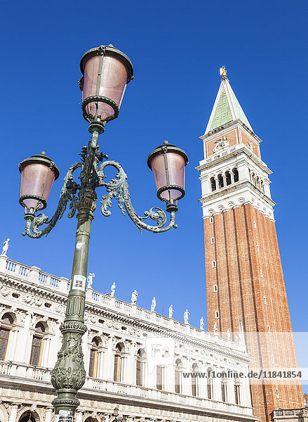 Campanile Turm  traditioneller venezianischer Laternenpfahl  Piazzetta  Markusplatz  Venedig  UNESCO-Weltkulturerbe  Venetien  Italien  Europa