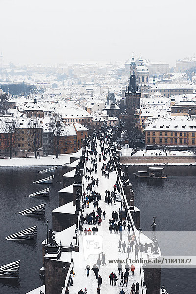 Karlsbrücke über die Moldau im Winter  UNESCO-Weltkulturerbe  Prag  Tschechische Republik  Europa