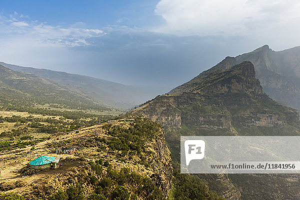 Gemeinschaftshaus am Rande einer Klippe  Simien Mountains National Park  UNESCO-Weltkulturerbe  Debarq  Äthiopien  Afrika