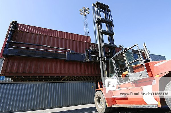 Gabelstapler hebt Frachtcontainer