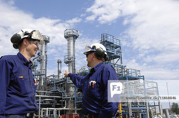 Zwei Industriearbeiter in einer Öl- und Gasraffinerie