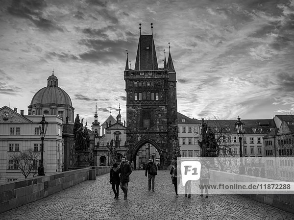 Fußgänger auf der Karlsbrücke; Prag  Tschechische Republik'.