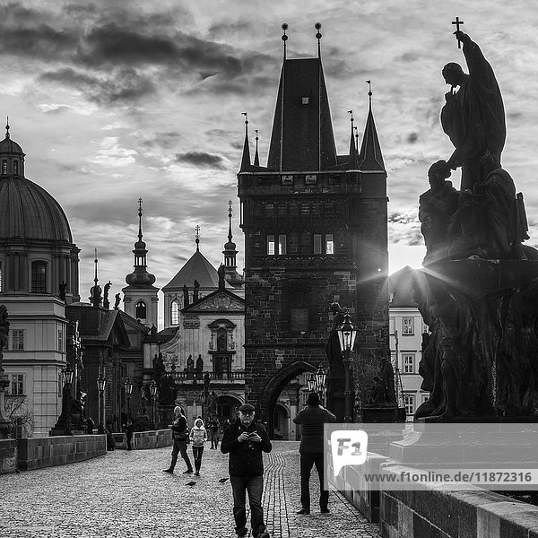 Fußgänger auf der Karlsbrücke; Prag  Tschechische Republik'.