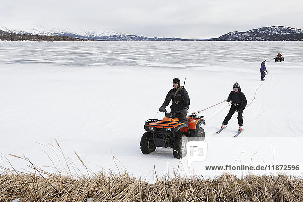 Männer auf Süßwasser-Hafenrobbenjagd im Winter  Iliamna-See  Pedro Bay  Süd-Zentral-Alaska  USA