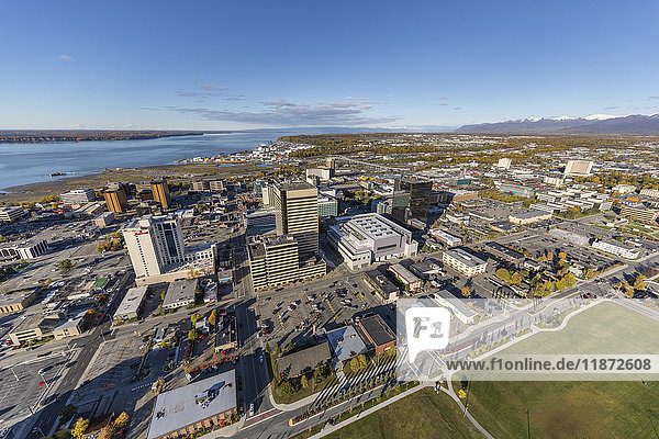 Luftaufnahme der Innenstadt von Anchorage  des Cook Inlet und des Delaney Park Strip im Herbst  Southcentral Alaska  USA