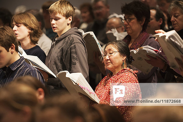 Gemischte Ethnien singen bei einem Chorkonzert  Alaska  USA