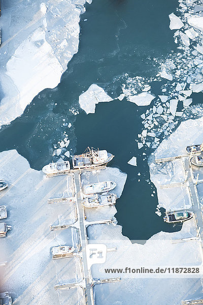 Luftaufnahme eines im Winter im kleinen Bootshafen von Homer vertäuten Bootes  Süd-Zentral-Alaska  USA