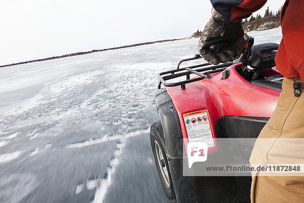 Mann auf Süßwasser-Hafenrobbenjagd im Winter  Iliamna-See  Pedro Bay  Süd-Zentral-Alaska  USA