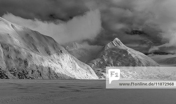 Wanderer machen eine Wanderung zum Portage-Gletscher am Portage-See im Winter  Süd-Zentral-Alaska; Alaska  Vereinigte Staaten von Amerika'.