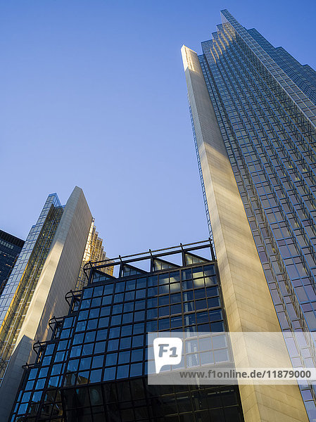 Niedriger Blickwinkel auf moderne Gebäude und Wolkenkratzer; Toronto  Ontario  Kanada'.